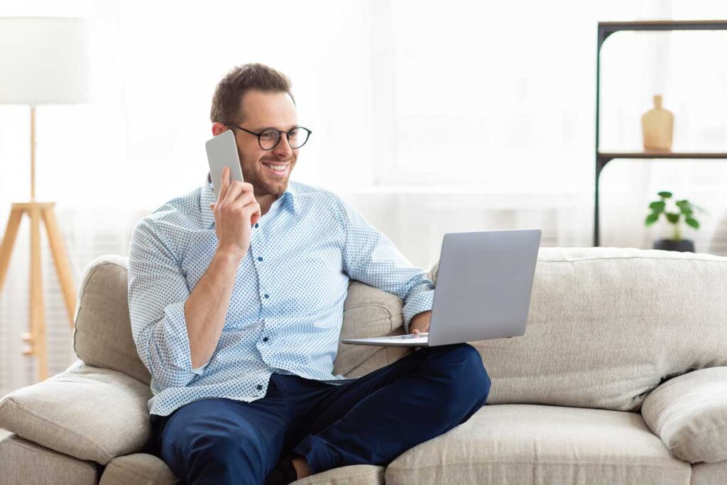 Hombre teletrabajando en casa a través del Cloud.