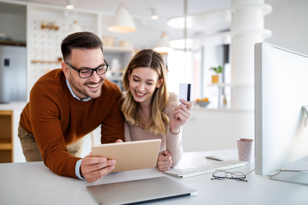 pareja creando su tienda online