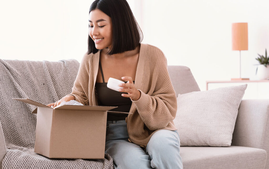 mujer creando en el ordenador una tienda online